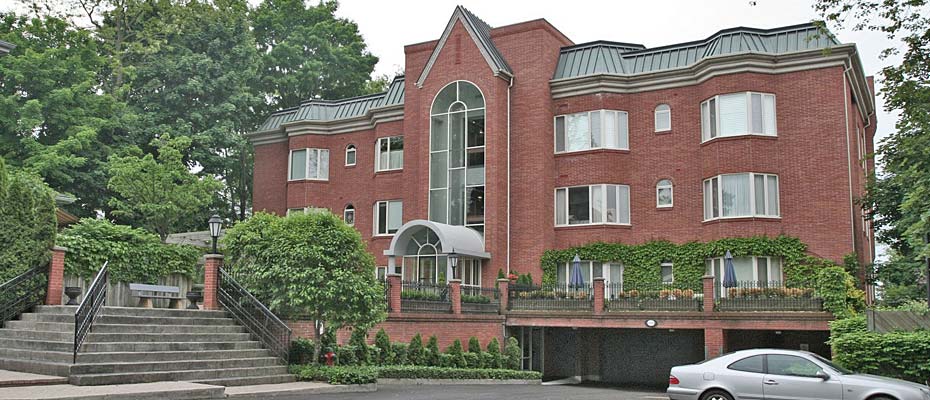 2220 Lakeshore Road, Burlington - Brants Landing condominiums near downtown Burlington.