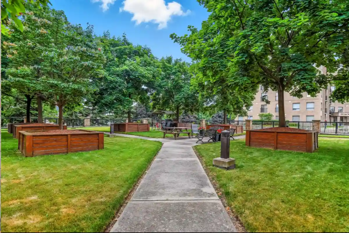 Grounds at 3499 Upper Middle